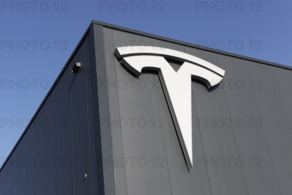 Tesla, logo on modern workshop building, figurative mark without lettering, US car manufacturer for electric cars, Krefeld-Linn, North Rhine-Westphalia, Germany