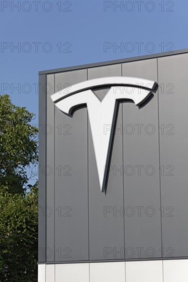 Tesla, logo on modern workshop building, figurative mark without lettering, US car manufacturer for electric cars, Krefeld-Linn, North Rhine-Westphalia, Germany