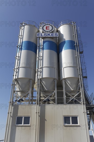 Elskes Tranportbeton, logo on silo plant, concrete plant in Düsseldorf harbour, Düsseldorf, North Rhine-Westphalia, Germany