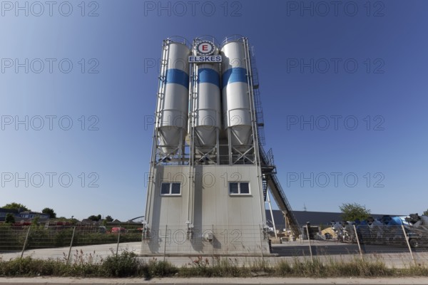 Elskes Tranportbeton, logo on silo plant, concrete plant in Düsseldorf harbour, Düsseldorf, North Rhine-Westphalia, Germany