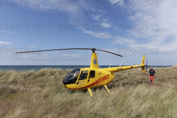 Robinson R 44 Raven rescue helicopter waiting in the dunes, emergency doctor on the beach, Kühlungsborn, Baltic Sea, Mecklenburg-Western Pomerania, Germany