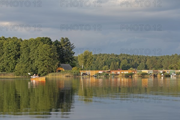 Canoe, boathouses, holiday homes, Leppinsee, Rechlin, Mecklenburg Lake District, Mecklenburg-Vorpommern, Germany