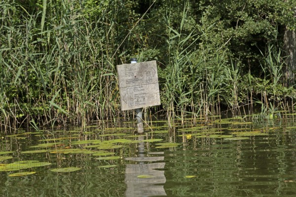 Old signpost at the border of the Müritz National Park, Leppinsee, Mecklenburg Lake District, Mecklenburg-Vorpommern, Germany