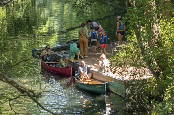 Canoe landing stage Bolter Mühle, people, Alte Fahrt canal, Mecklenburg Lake District, Mecklenburg-Western Pomerania, Germany
