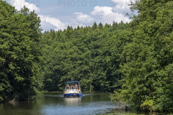 Houseboat, canal between Mirower See and Zotzensee, Mecklenburg Lake District, Mecklenburg-Vorpommern, Germany