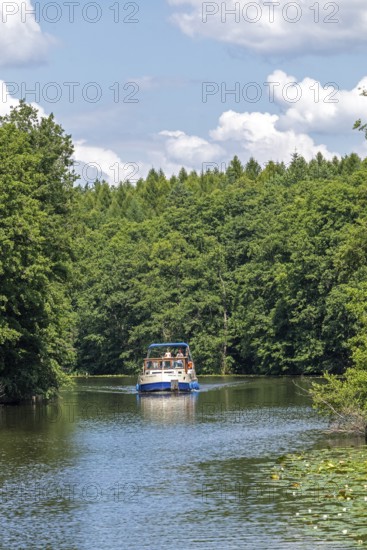 Houseboat, canal between Mirower See and Zotzensee, Mecklenburg Lake District, Mecklenburg-Vorpommern, Germany