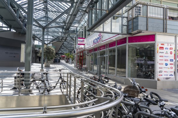 Shopping mall Die Luminaden, in the city centre of Leverkusen, older shopping centre from 1972, with many vacancies and cheap shops, North Rhine-Westphalia, Germany