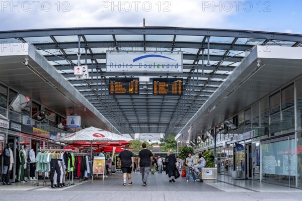 Europaring, B8 shopping centre Rialto Boulevard Leverkusen Mitte, shops, restaurants on the bridge over the B8, connects the city centre with the railway and bus station, Leverkusen, North Rhine-Westphalia, Germany