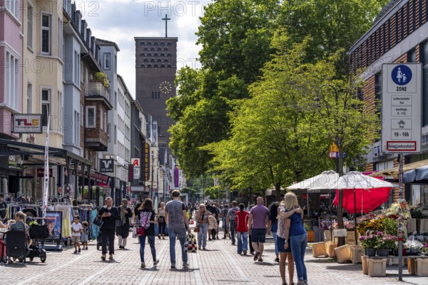 Wiesdorfer Platz shopping street, shops and restaurants, Leverkusen city centre, North Rhine-Westphalia, Germany
