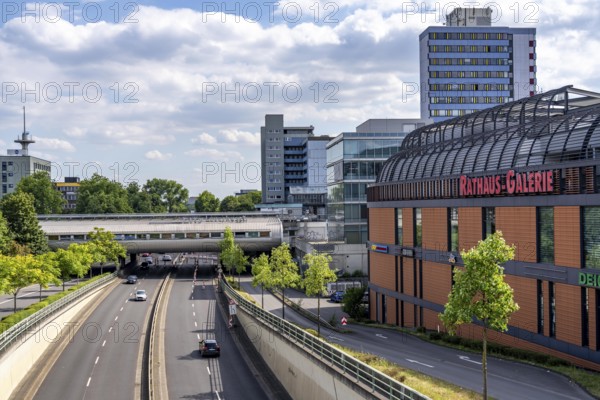 Europaring, B8 Rathaus-Galerie shopping centre, Rialto Boulevard Leverkusen Mitte, shops, restaurants on the bridge over the B8, connects the city centre with the railway and bus station, Leverkusen, North Rhine-Westphalia, Germany