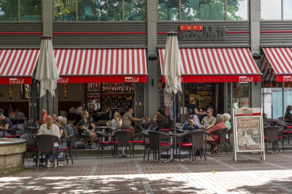 Café Extrablatt, system catering, franchise system, terrace of a restaurant in Leverkusen, North Rhine-Westphalia, Germany