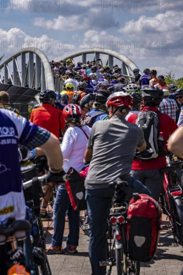 Cycle path in the Neulandpark in Leverkusen on the Rhine, Neulandbrücke, traffic jam at the start of the participants of the North Rhine-Westphalia cycle tour, 4-day, 220 KM long round trip through the Rhineland, with over 1400 participants, North Rhine-Westphalia, Germany