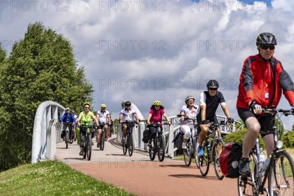 Cycle path in the Neulandpark in Leverkusen on the Rhine, Neulandbrücke, participants of the North Rhine-Westphalia Cycle Tour, 4-day, 220 km long round trip through the Rhineland, with over 1400 participants, North Rhine-Westphalia, Germany