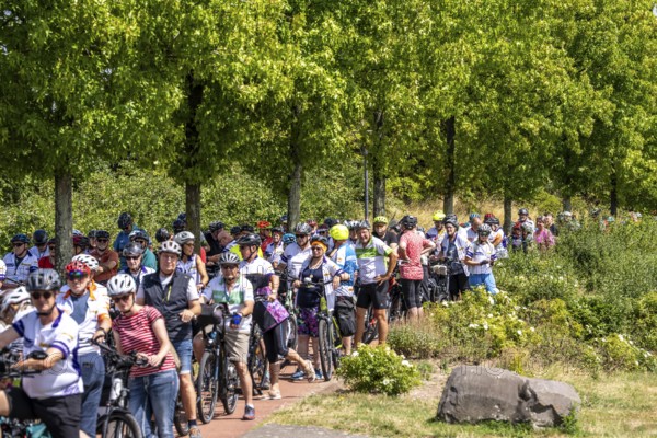 Cycle path in the Neulandpark in Leverkusen on the Rhine, traffic jam at the start of the participants of the North Rhine-Westphalia cycle tour, 4-day, 220 km long round trip through the Rhineland, with over 1400 participants, North Rhine-Westphalia, Germany