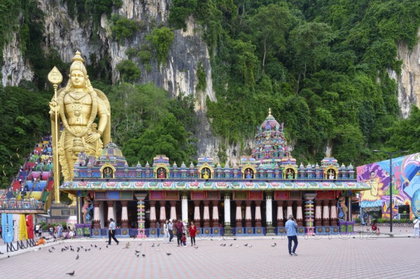 Murugan statue the God of War and colorful staircase leading to the caves with many pilgrims, Batu Caves complex, Kuala Lumpur, Malaysia, Asia