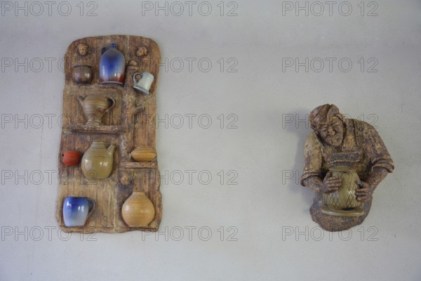 Pottery as decoration, potter, pottery, arts and crafts, jugs, drinking vessels, vases, mugs, artisans, pottery market, Suhl, Franconia, Thuringia, Germany