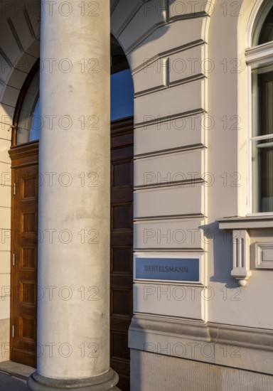 Detail photo, house facade at the entrance to the Bertelsmannhaus, Unter den Linden, Berlin, Germany