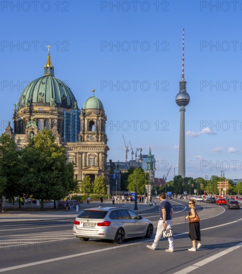 Road traffic and pedestrians on the carriageway in Berlin-Mitte, Unter den Linden, Berlin, Germany