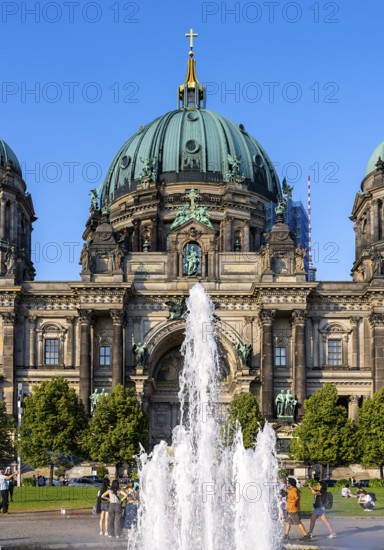 The pleasure garden with the fountain and the Berlin Cathedral, Berlin, Germany