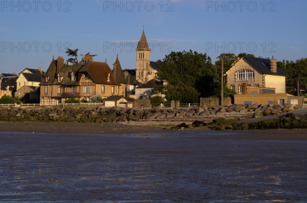 View at low tide from the beach to the church Église Notre-Dame de Grandcamp-Maisy, village, Grandcamp-Maisy, evening light, Normandy, Calvados, France