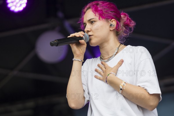 Eva Sauter, singer of the band ok.danke.tschüss at the Highfield Festival on Sunday, Störmthaler See, 18.08.2024