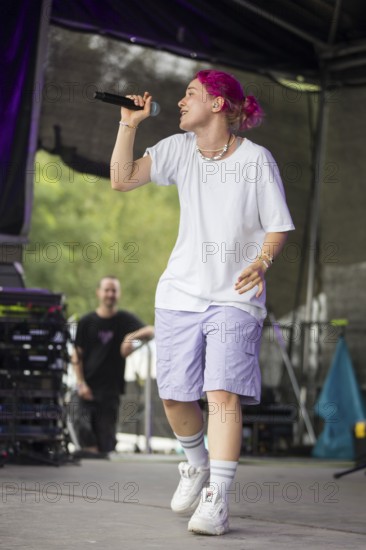 Eva Sauter, singer of the band ok.danke.tschüss at the Highfield Festival on Sunday, Störmthaler See, 18.08.2024