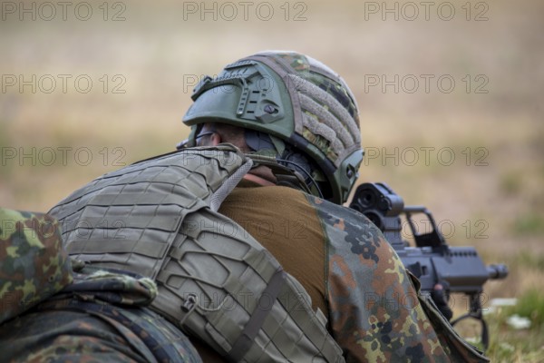 Symbolic image of the Bundeswehr: Soldier during an exercise