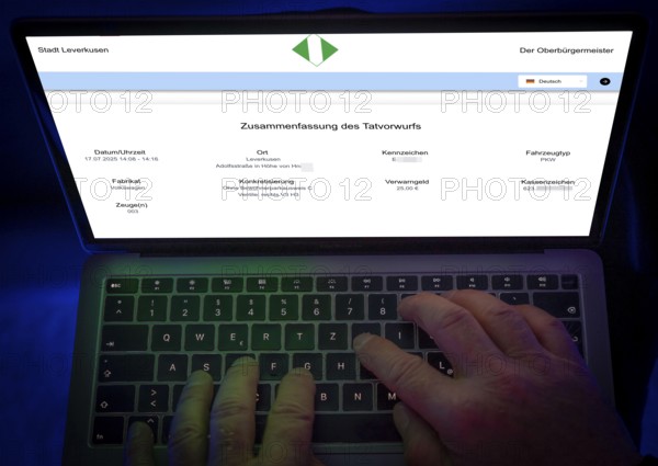Pay parking fines online, for a car that was parked incorrectly, residents parking without a parking ticket, parking authorisation, notification of the public order office, offence can be read via QR code and the fine can be paid online, North Rhine-Westphalia, Germany