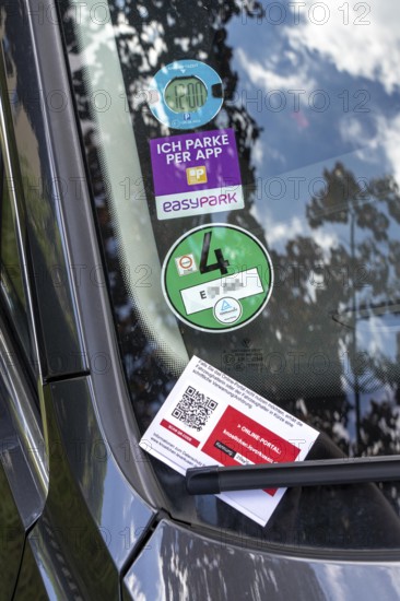 Parking ticket on a car, wrongly parked, resident parking, without parking ticket, parking authorisation, notification of the public order office, offence can be read via QR code and the warning fine, fine, can be paid immediately online, North Rhine-Westphalia, Germany