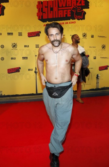 Arman Kashani at the #SchwarzeSchafe premiere at the cinema in the Kulturbrauerei on 15.7.2025 Berlin