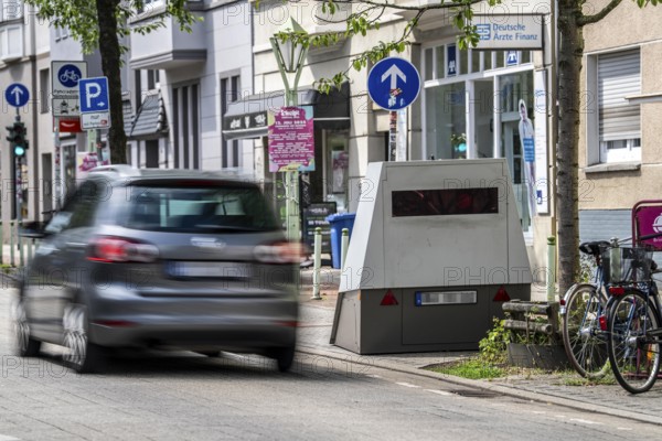Mobile speed camera system, of the city of Essen, for speed monitoring, speed camera trailer, can be relocated at short notice, here in a 30 km/h zone, Rüttenscheider Straße, the system is set up temporarily at danger spots, Essen, North Rhine-Westphalia, Germany