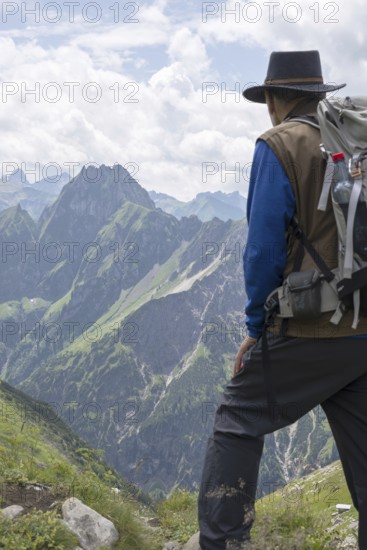 Man, 60-70 (model release available) on the Laufbacher-Eckweg with mountain panorama to Höfats, 2259m, Allgäu Alps, Allgäu, Bavaria, Germany