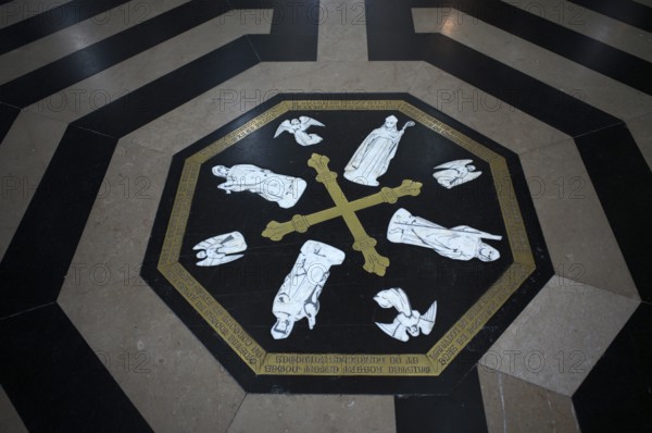 Interior view, floor labyrinth, commemorative plaque in honour of the builders and master builders of the cathedral, Cathédrale Notre-Dame d'Amiens, Amiens, Somme, France