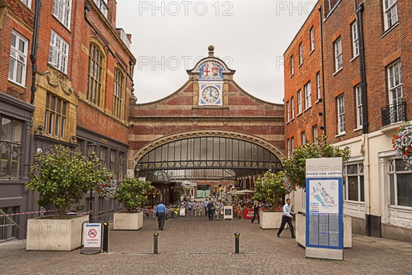 Royal Shopping at Windsor Castle, also known as Windsor Castle, is located in the English town of Windsor in the south of England in the county of Berkshire. It is the largest continuously inhabited castle in the world. The origins of Windsor Castle date back to the time of William the Conqueror. The castle and the entire Windsor estate are owned by the British Crown. England, GB