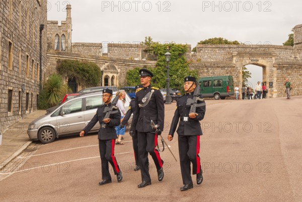 Soldiers changing the guard, Windsor Castle, also known as Windsor Castle, is located in the English town of Windsor in the south of England in the county of Berkshire. It is the largest continuously inhabited castle in the world. The origins of Windsor Castle date back to the time of William the Conqueror. The castle and the entire Windsor estate are owned by the British Crown. England, GB