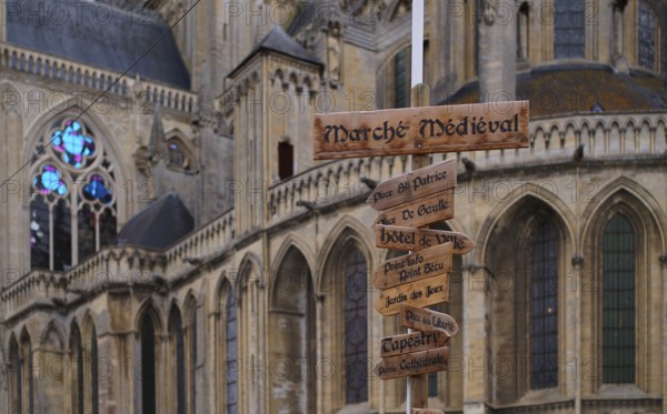 Sign, medieval market, in front of the cathedral Cathédrale Notre-Dame de Bayeux, Bayeux, Normandy, Calvados, France