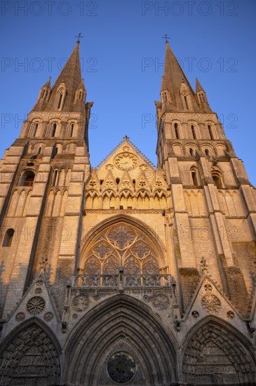 West facade, Cathedral Cathédrale Notre-Dame de Bayeux, evening light, Bayeux, Normandy, Calvados, France