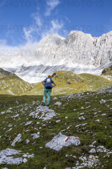 Mountaineer in mountain landscape, rocky mountain peaks of the Moarer Weißen in the background, Seven Lakes Hike, Stubai Alps, near Ridnaun, South Tyrol, Italy