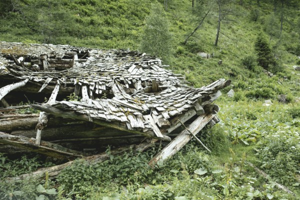 Collapsed alpine hut, Seidlwinkl valley, Rauris, Pinzgau, Salzburg, Austria