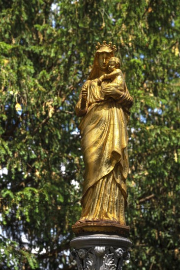 Gilded statue of the Virgin Mary with the infant Jesus, in front of St Briccius Church, Lindenstr.2 Wurmlingen, a district of Rottenburg