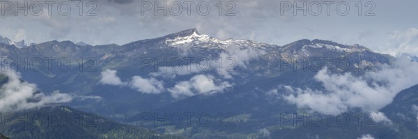 Mountain panorama from Zeigersattel to Hoher Ifen, 2230m, Kleinwalsertal, Vorarlberg, Allgäu Alps, Austria