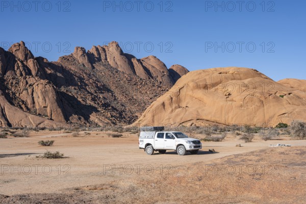 Off-road car, Pontok Mountains, Great Spitzkoppe, Spitzkoppe, Great Spitzkoppe Nature Reserve, Namibia