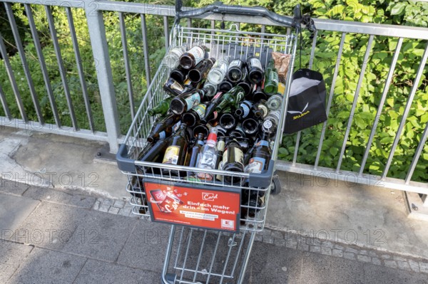 Shopping trolley overflowing with empty beer bottles on the mountain, Erlanger Bergkirchweih, traditional twelve-day folk festival, Erlangen, Middle Franconia, Bavaria, Germany