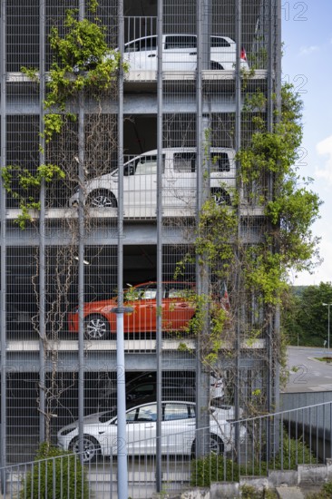 PKW stehen über mehreren Etagen in einem modernen Parkhaus, Universitätsklinikum Tübingen, Baden-Württemberg, Deutschland