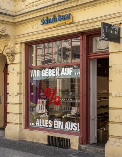 Shop closure, shop window with the percentage sign, Brandenburger Straße, Potsdam, Brandenburg, Germany