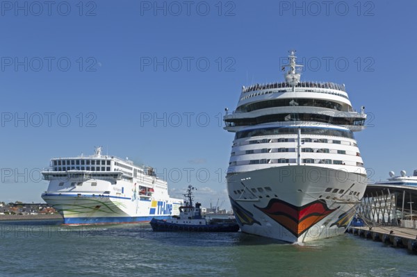 Cruise ship AIDA nova is pushed against the quay wall by tugboats, TT-Line ferry Nils Holgersson, Warnow, Warnemünde, Rostock, Mecklenburg-Western Pomerania, Germany