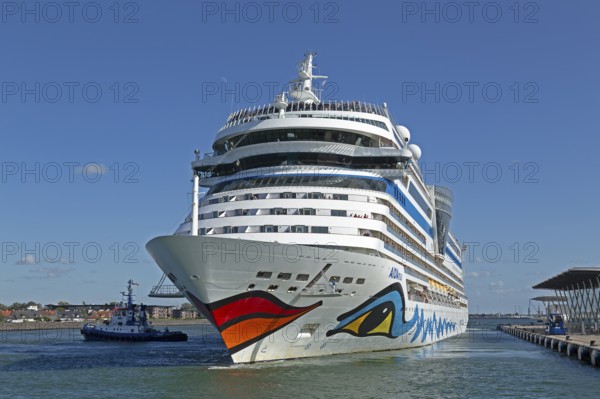 Cruise liner AIDAmar casting off, tugboat, Warnow, Warnemünde, Rostock, Mecklenburg-Western Pomerania, Germany