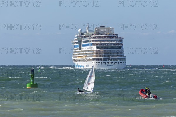 Cruise ship AIDAmar departs, boats, sailboat, Baltic Sea, Warnemünde, Rostock, Mecklenburg-Western Pomerania, Germany