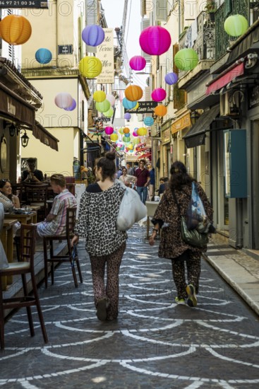 Alley in the old town, Antibes, Provence Alpes Côte d'Azur, South of France, France