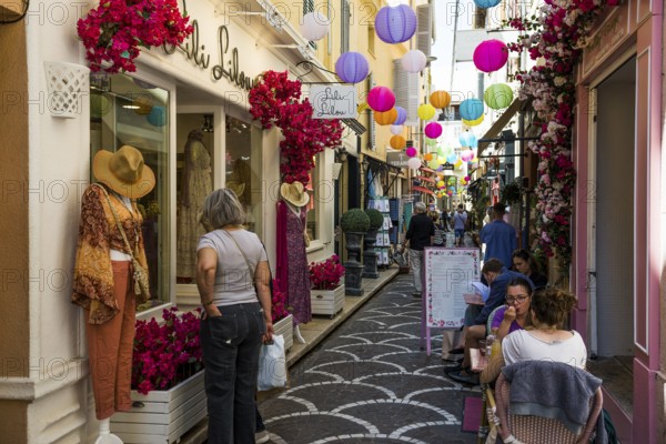 Alley in the old town, Antibes, Provence Alpes Côte d'Azur, South of France, France
